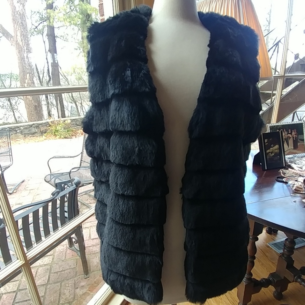 NWOT TAHARI-LEVINE FAUX FUR VEST